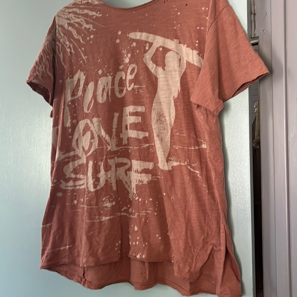 Magnolia Pearl t shirt “Peace Love Surf”